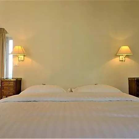 Les De L'abbaye Bed & Breakfast 3*